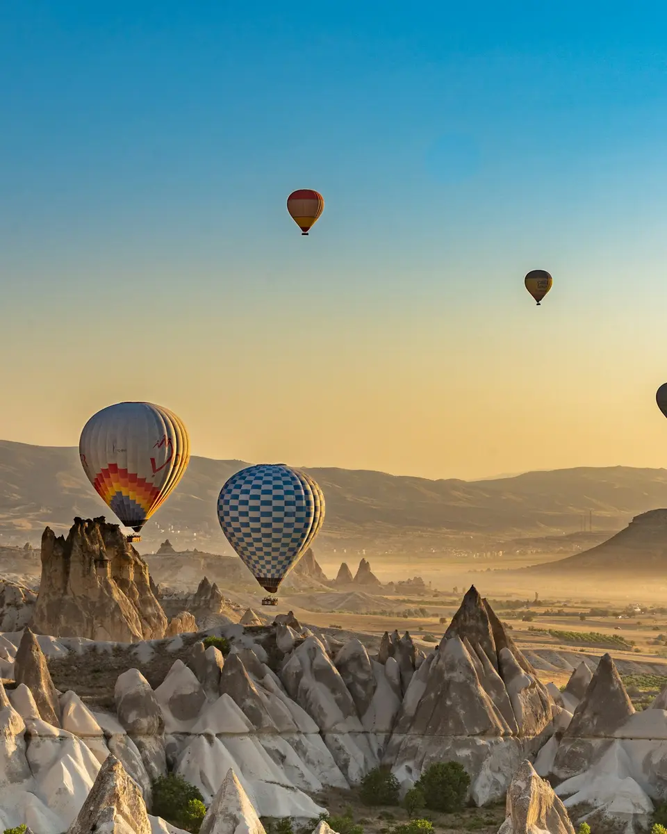 Globos aerostáticos sobre las formaciones rocosas de Capadocia al amanecer