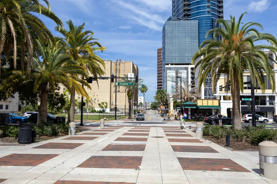 Calle del centro de Orlando con palmeras y edificios de oficinas